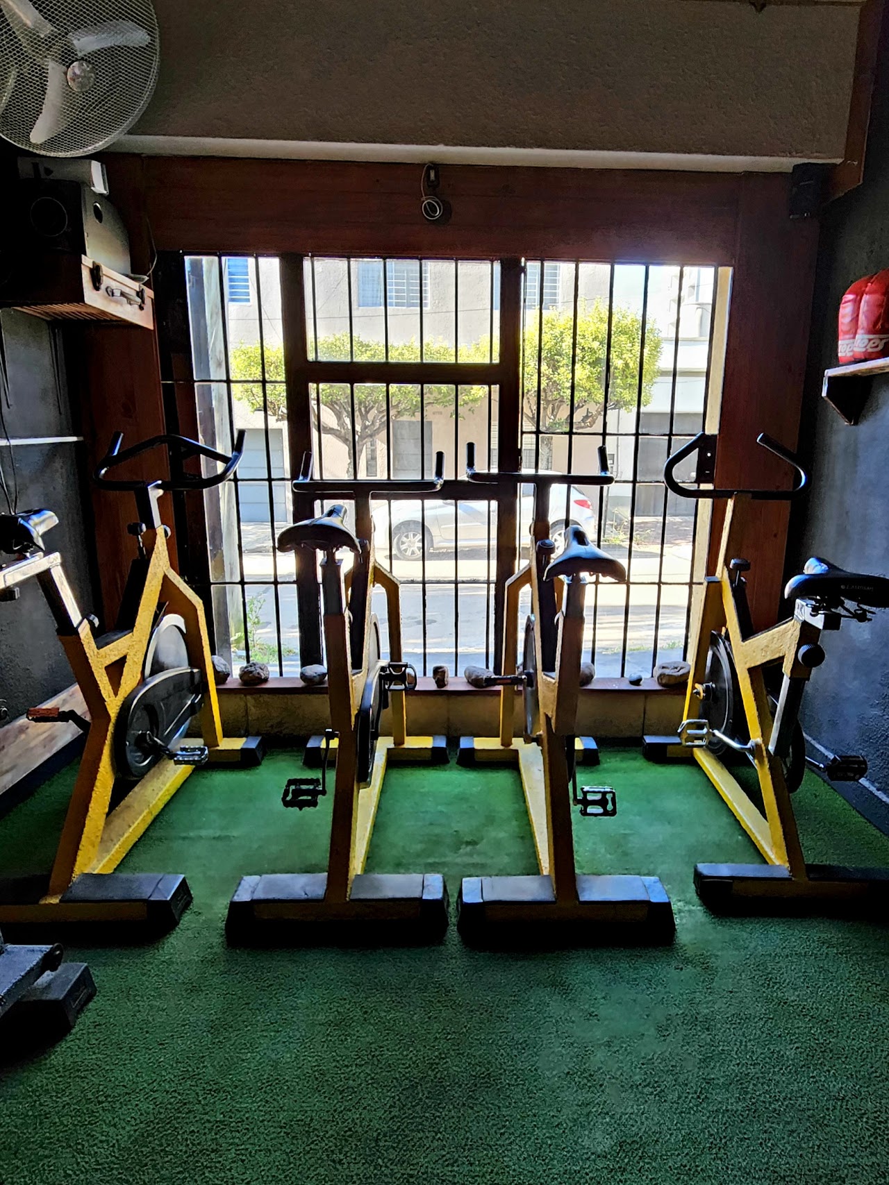 Sala de spinning con bicicletas fijas del Centro de Entrenamiento Muscular